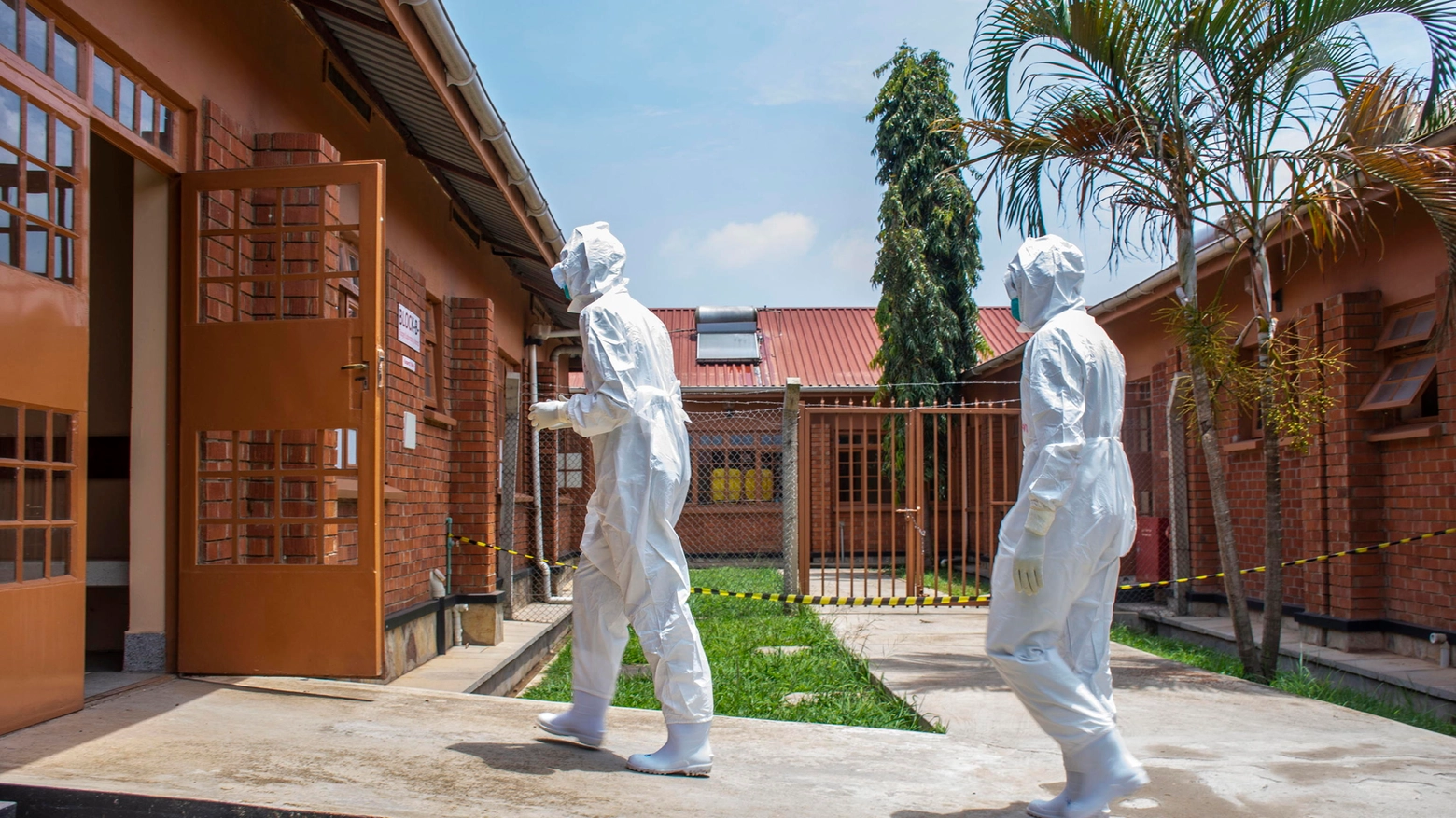 Operatori sanitari in Uganda durante l'epidemia di Ebola (Ansa)