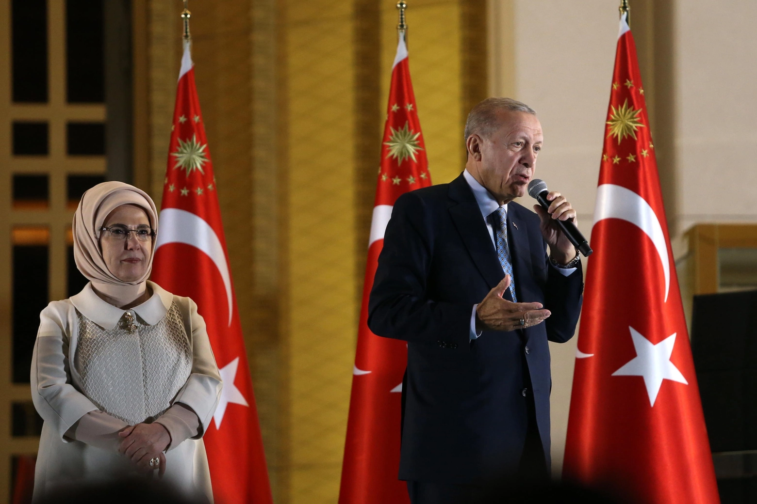 Erdogan parla ai suoi sostenitori dopo la nuova vittoria alle elezioni in Turchia (Ansa)