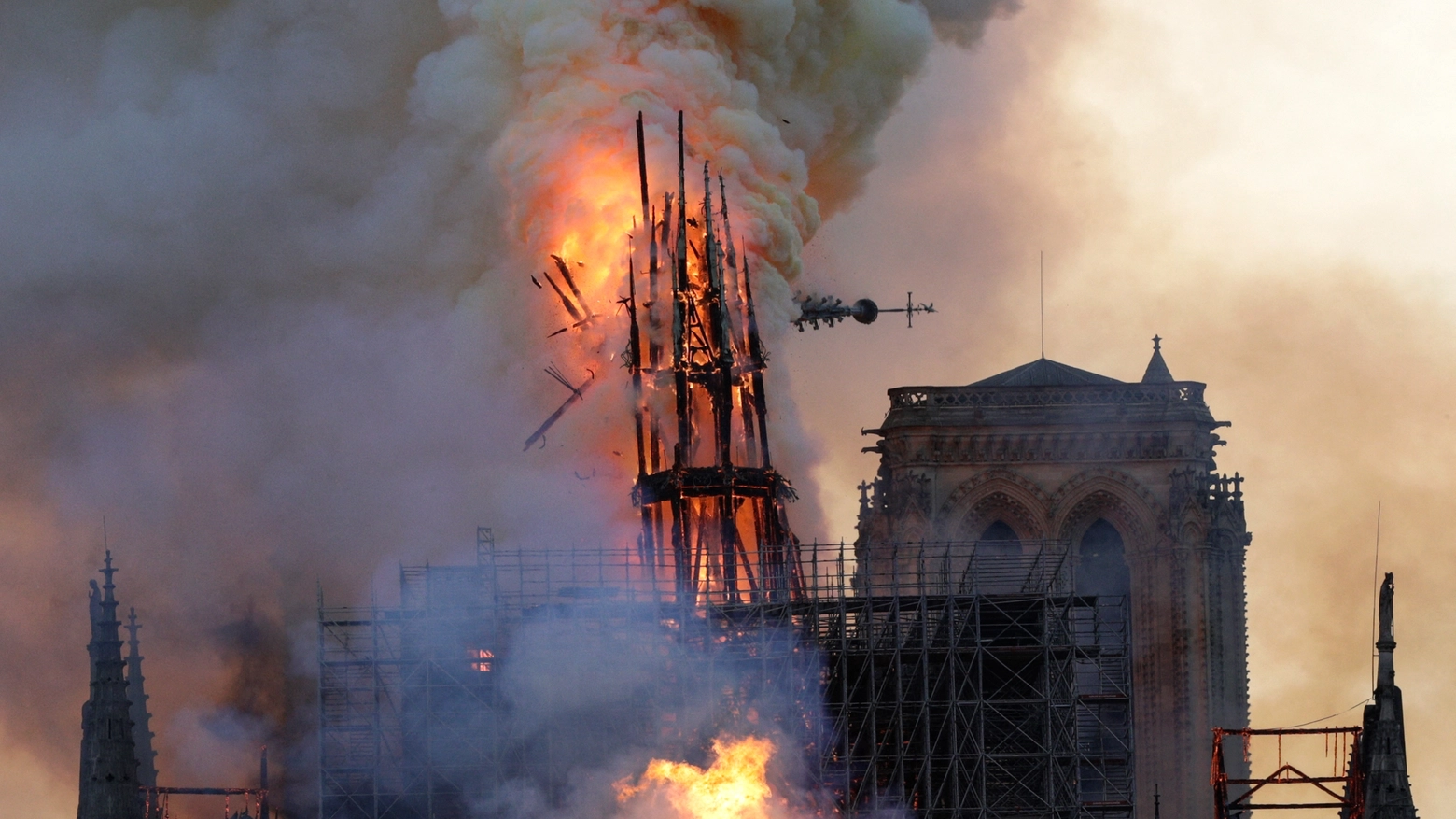 La cattedrale di Notre Dame in fiamme