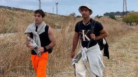 Due amici in cammino. Attraversano l’Italia a piedi: "Ci alleniamo alla vita"