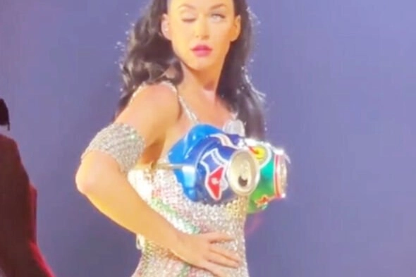 Katy Perry, l'occhio destro rimane chiuso: un fermo immagine del video