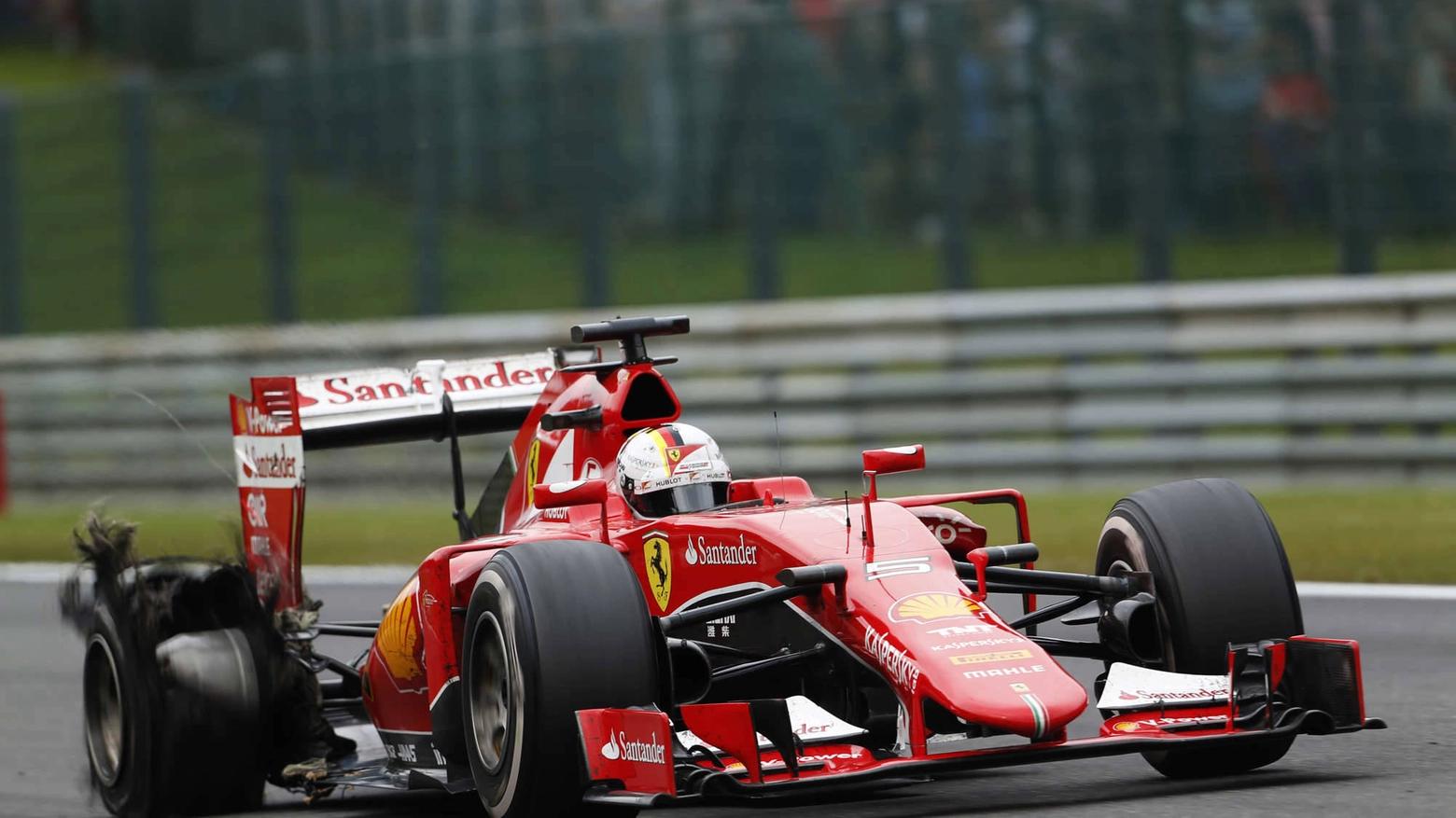 Vettel, gomma scoppiata (Afp)