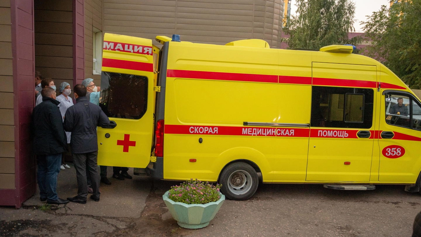 Il dissidente russo Alexei Navalny caricato in ambulanza per andare in aeroporto (Ansa)