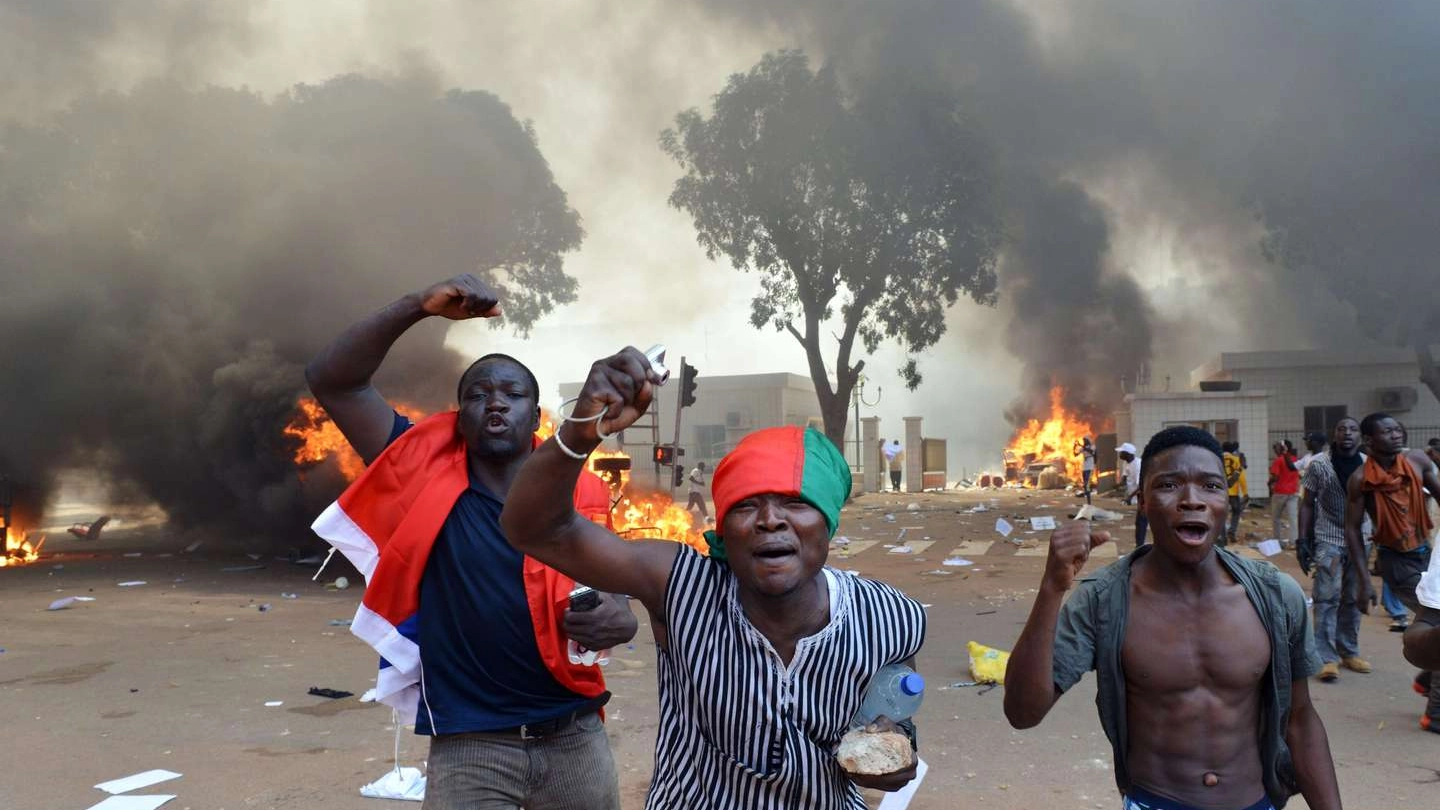 La rabbia dei manifestanti anti-Campaorè nella capitale del Burkina Faso (AFP PHOTO / ISSOUF SANOGO)