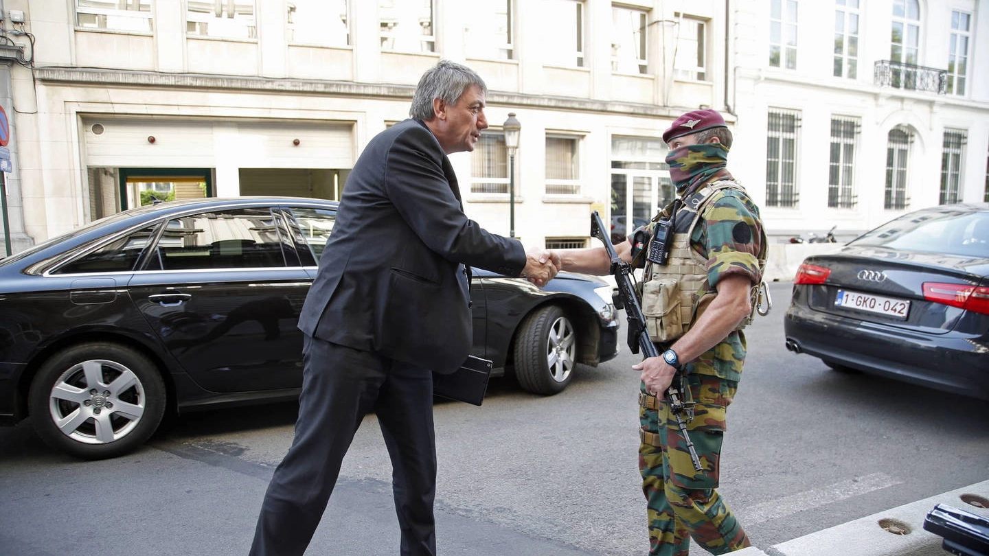 Il ministro dell'Interno Jan Jambon stringe la mano a un militare (Olycom)