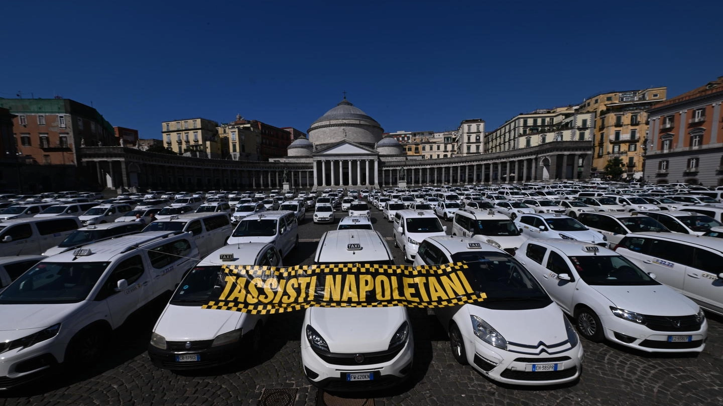 Piazza Plebiscito a Napoli occupata da circa 500 taxi
