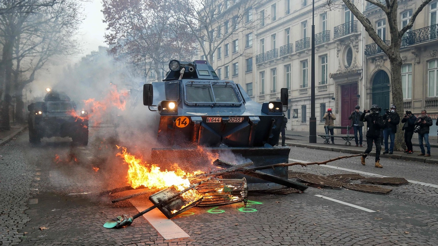 Parigi, blindati della polizia (Lapresse)