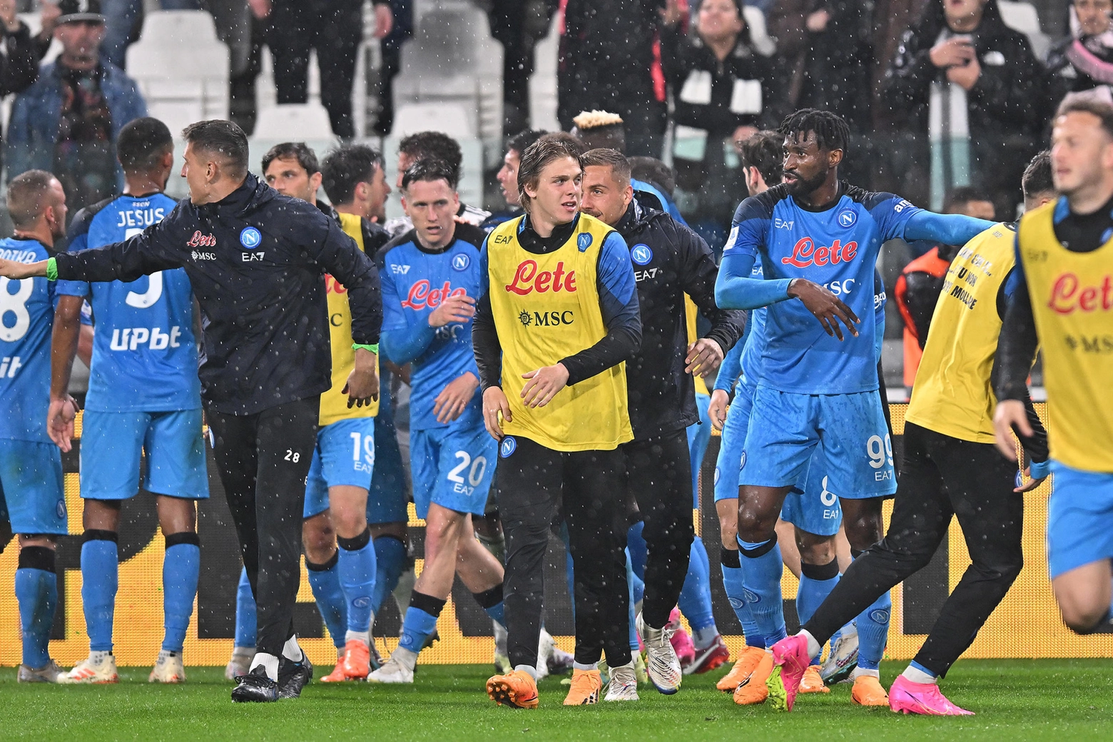 La festa dei giocatori del Napoli per la vittoria a Torino contro la Juve