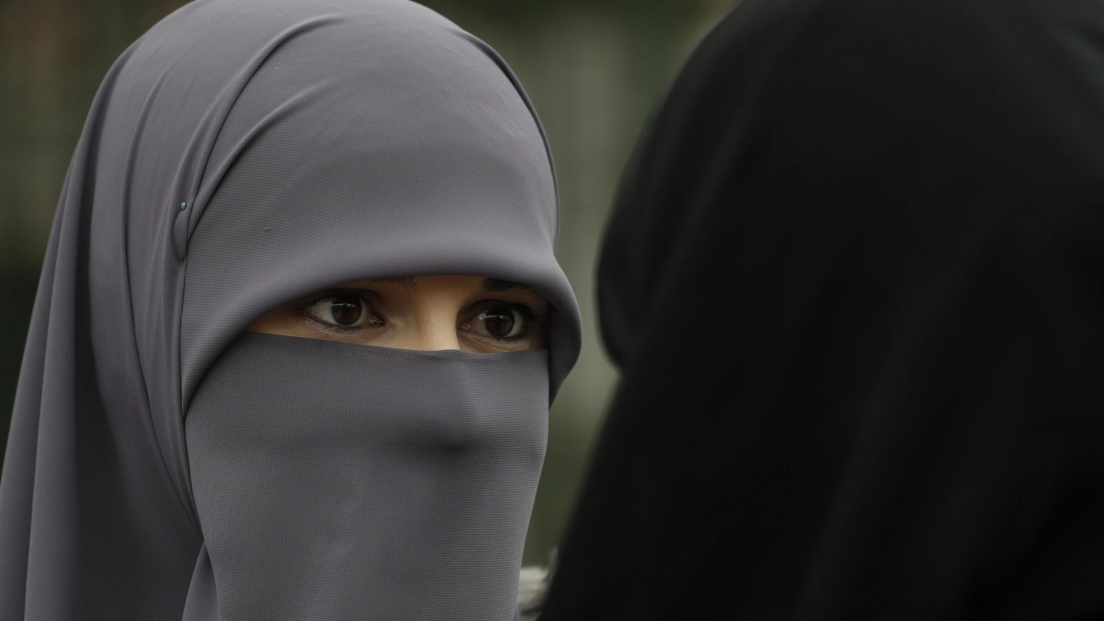 Una donna musulmana indossa il hijab (Lapresse)