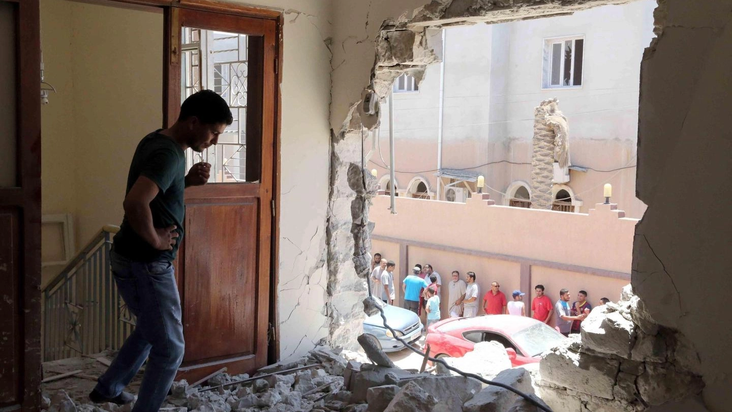 Libia, gli effetti di una granata a Tripoli (Ansa)