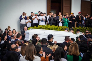 Funerali di Francesco Pio Maimone, ucciso a Napoli per una scarpa sporca: chiesa gremita