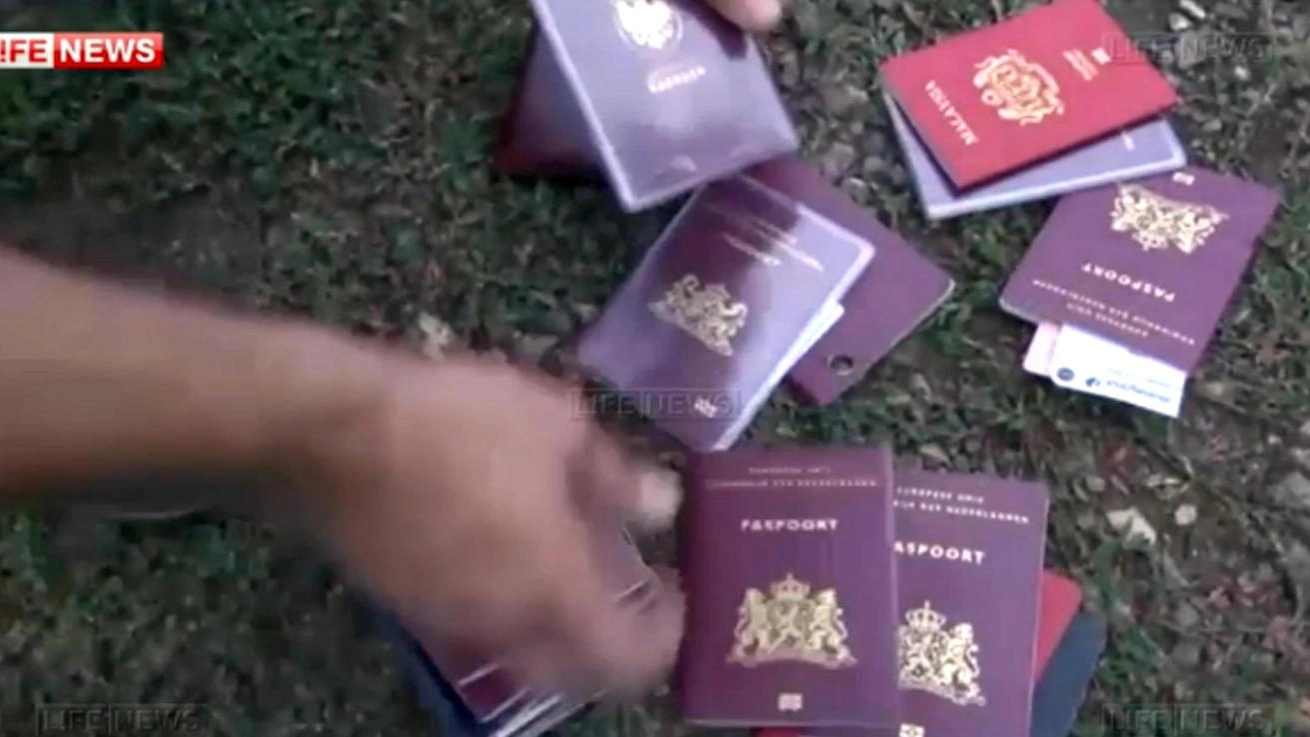 Aereo precipitato, alcuni passaporti delle vittime (Ansa)