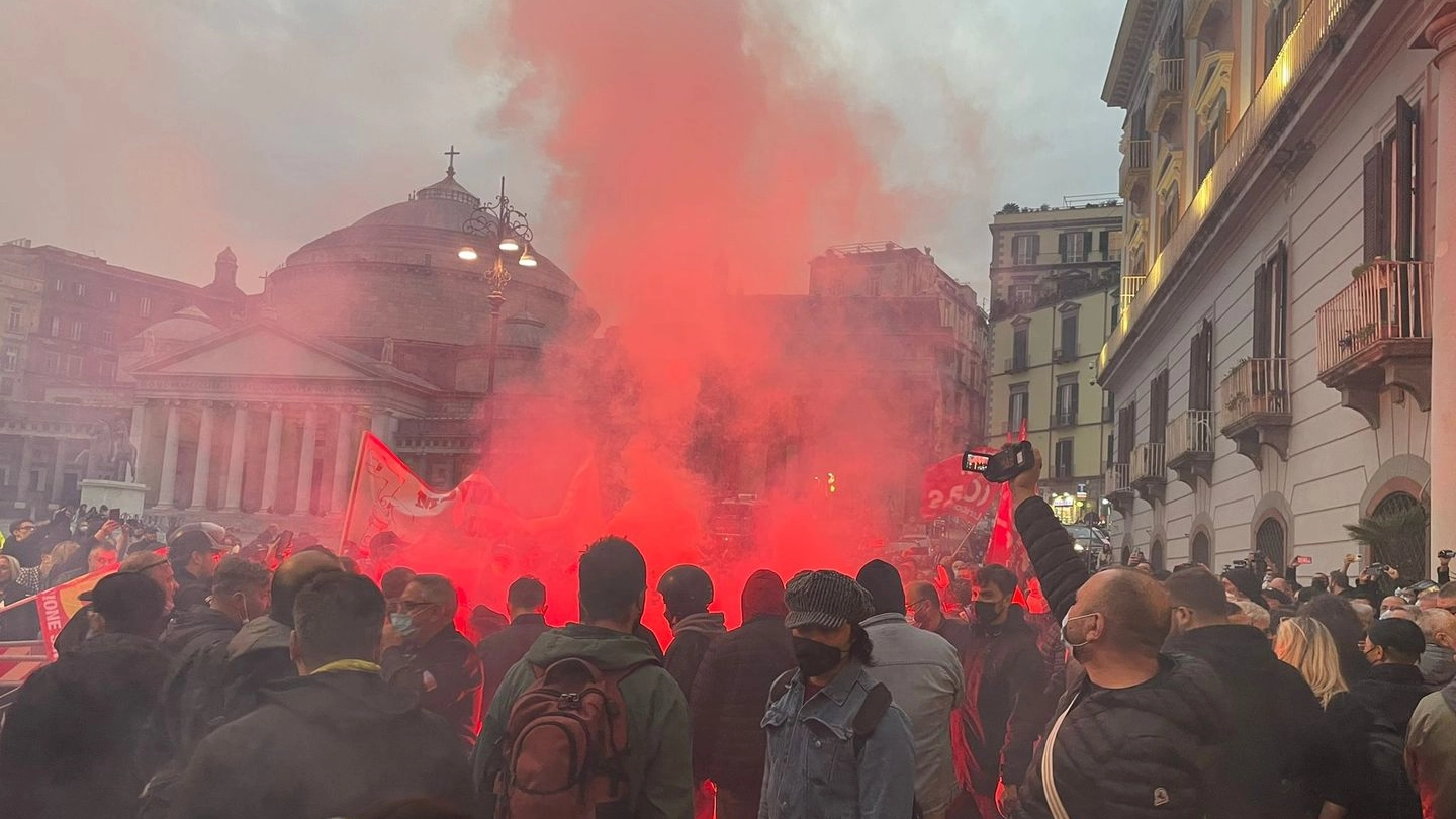 Momenti di tensione in piazza Plebiscito a Napoli