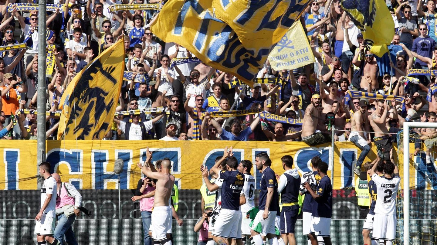 I giocatori del Parma salutano il Tardini (Ansa)
