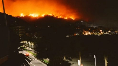 Incendio a Cogoleto (Twitter @GiovanniToti)