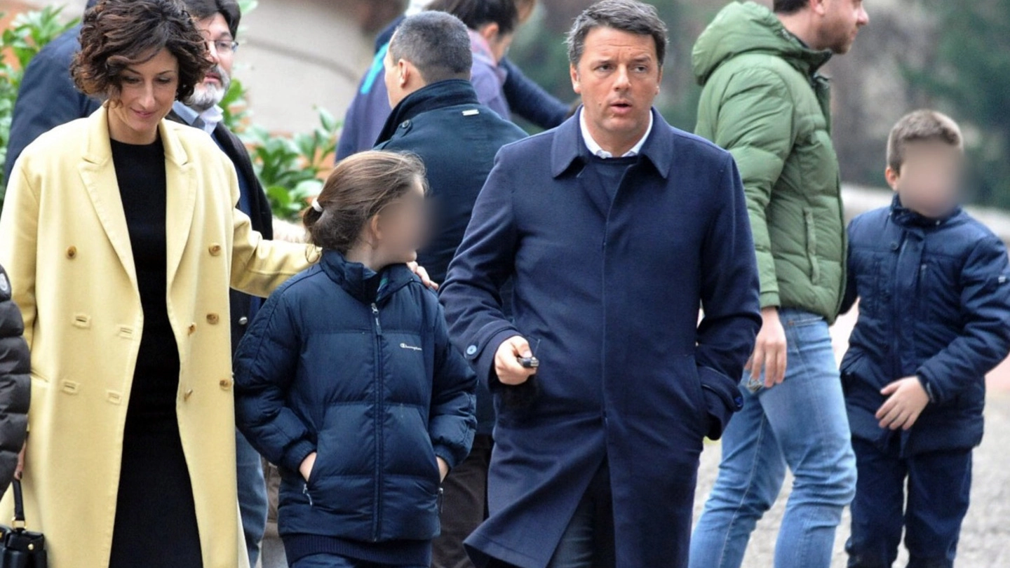 Domenica in famiglia ieri per Renzi, tra messa e vecchi amici (LaPresse)