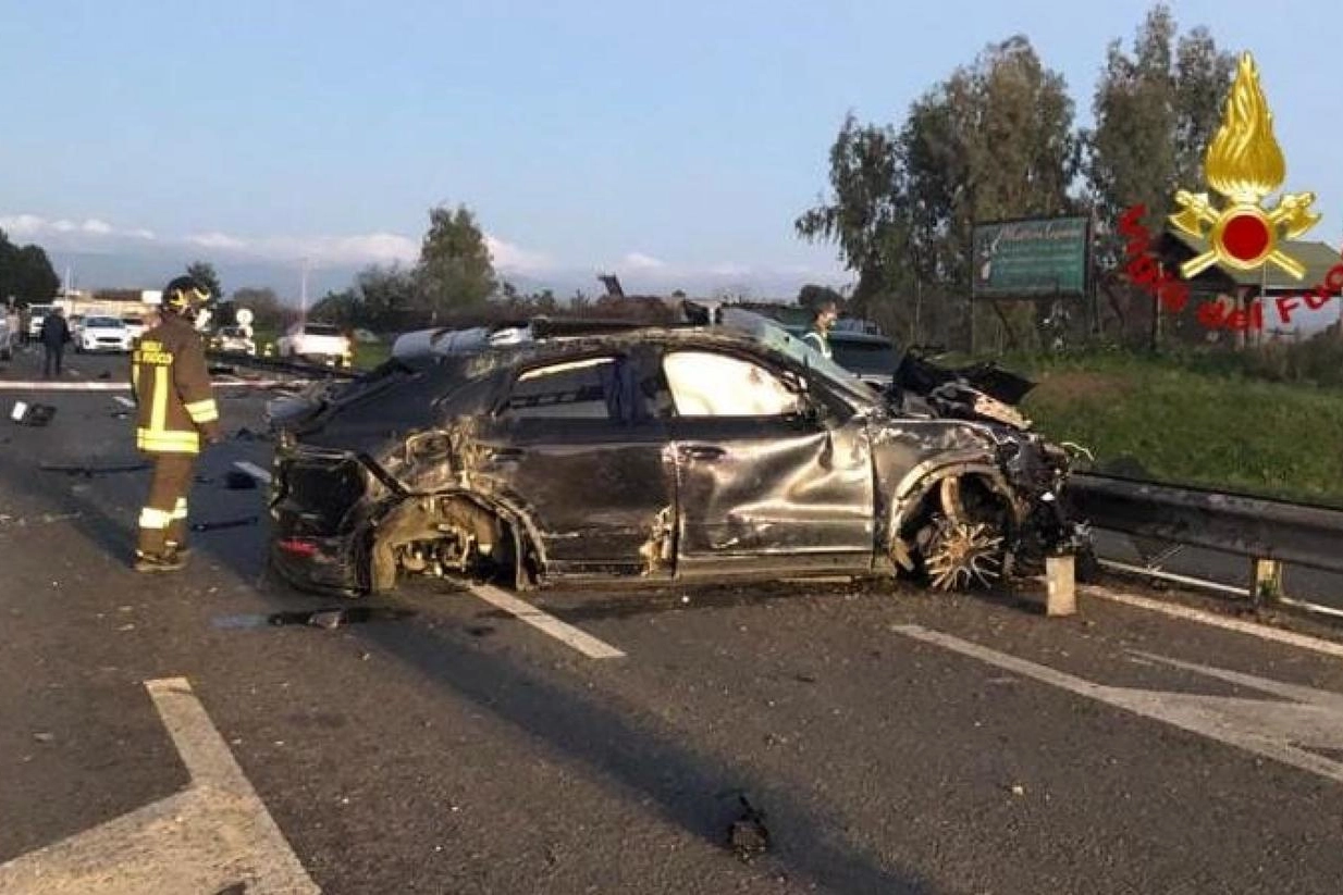La vettura di Andrea Cossu dopo l'incidente (Ansa)