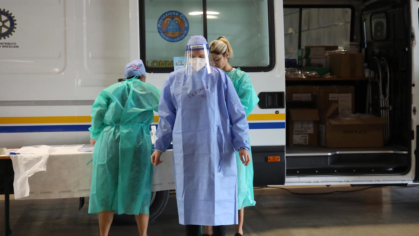Coronavirus, operatori sanitari si preparano per effettuare i test a Brescia (Ansa)