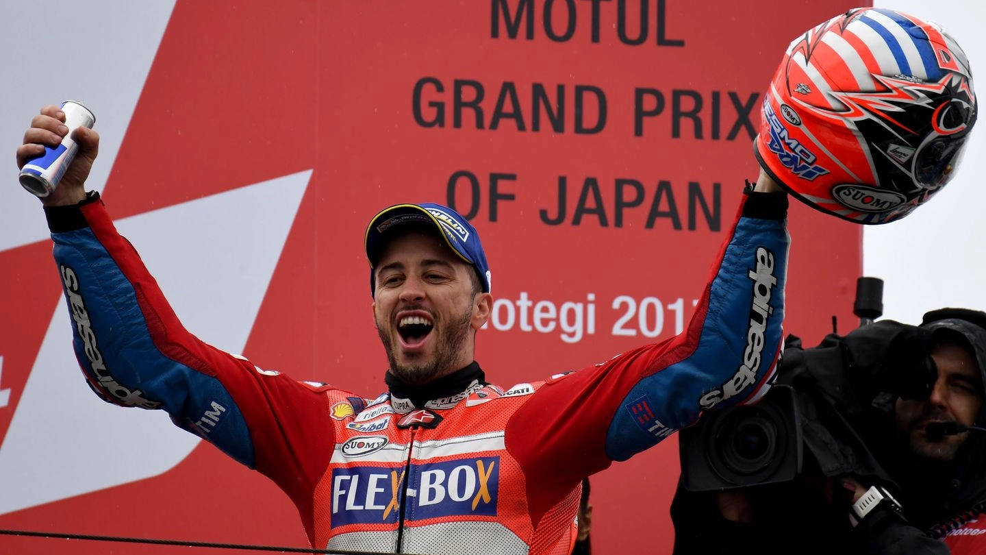 Dovizioso festeggia la vittoria del MotoGp del Giappone 2017 (Afp)