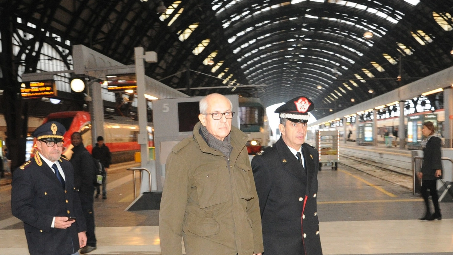 Il prefetto Francesco Paolo Tronca nella stazione Centrale