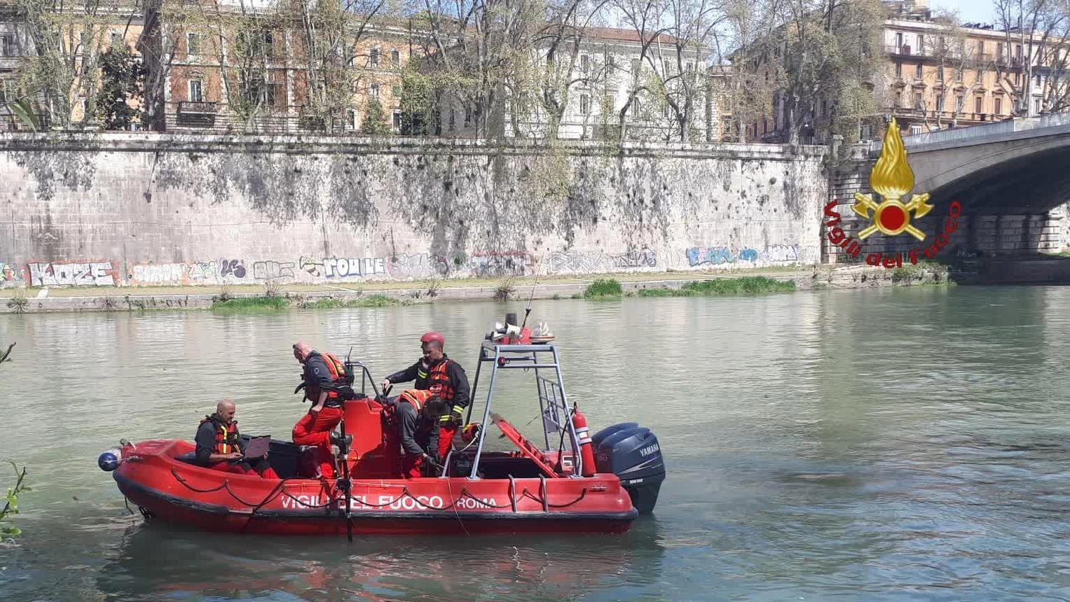 Roma, Vigili del fuoco sul Tevere per ricerca e recupero dispersi