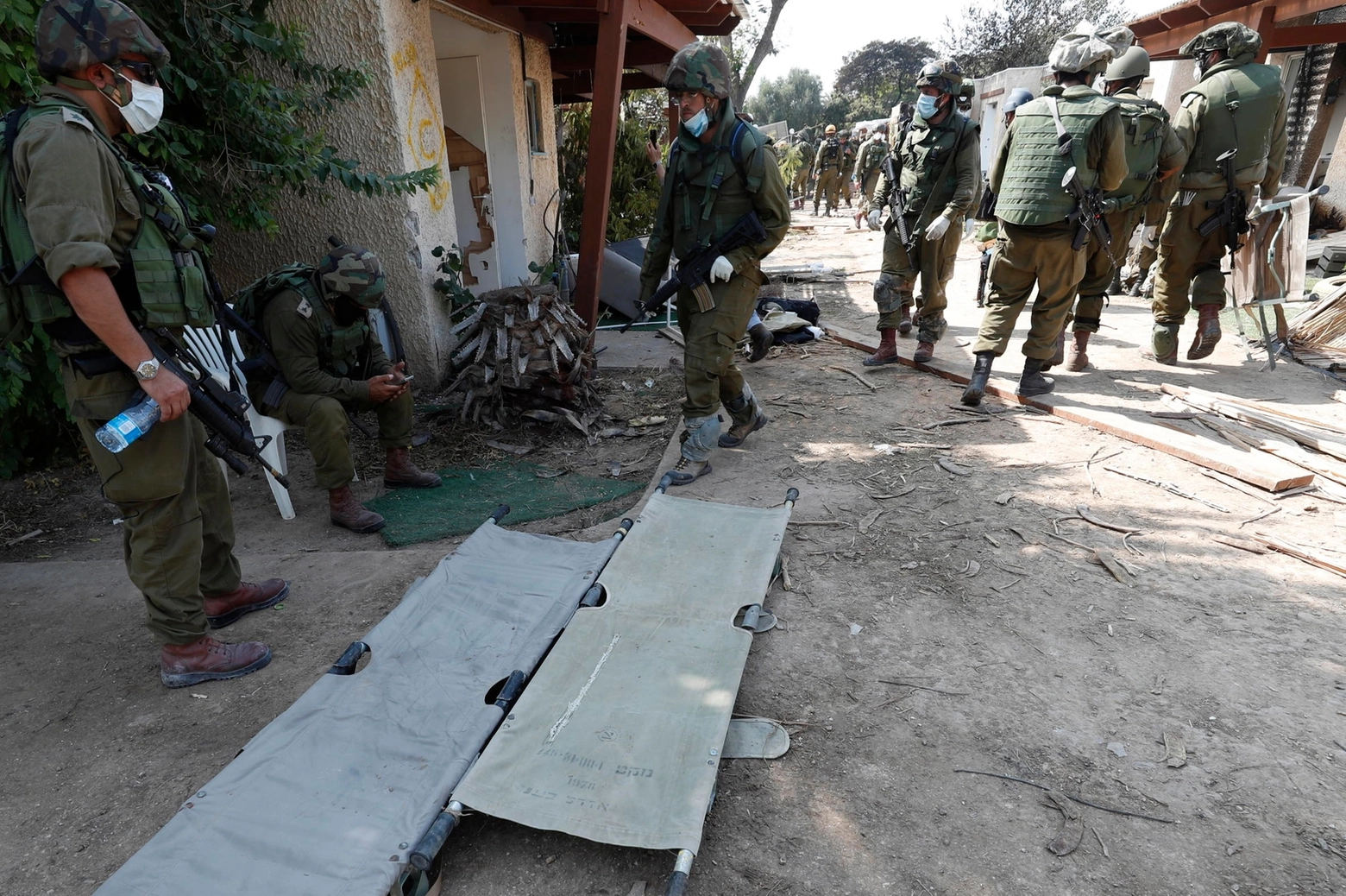 I soldati sconvolti nel kibbutz di Kfar Aza
