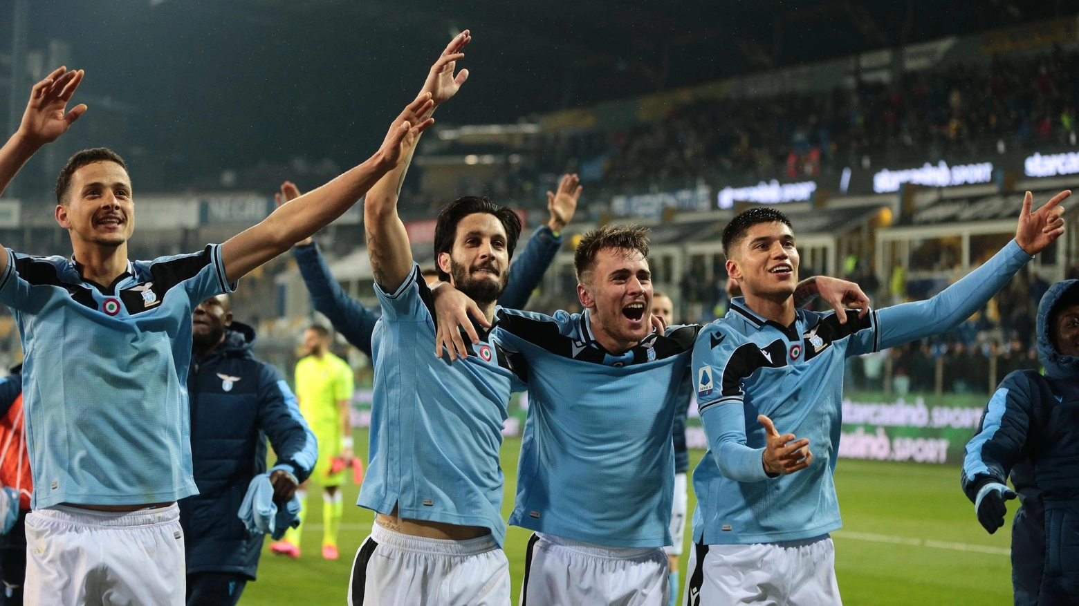 I giocatori della Lazio esultano dopo la vittoria col Parma