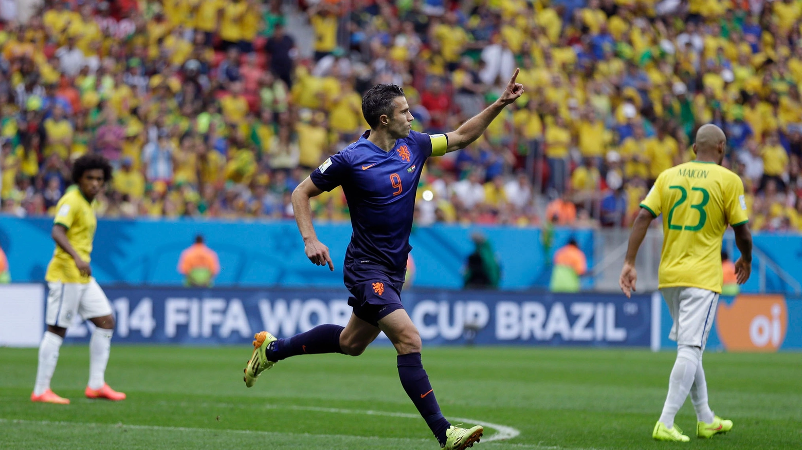 Van Persie festeggia il suo gol al Brasile (Ap)