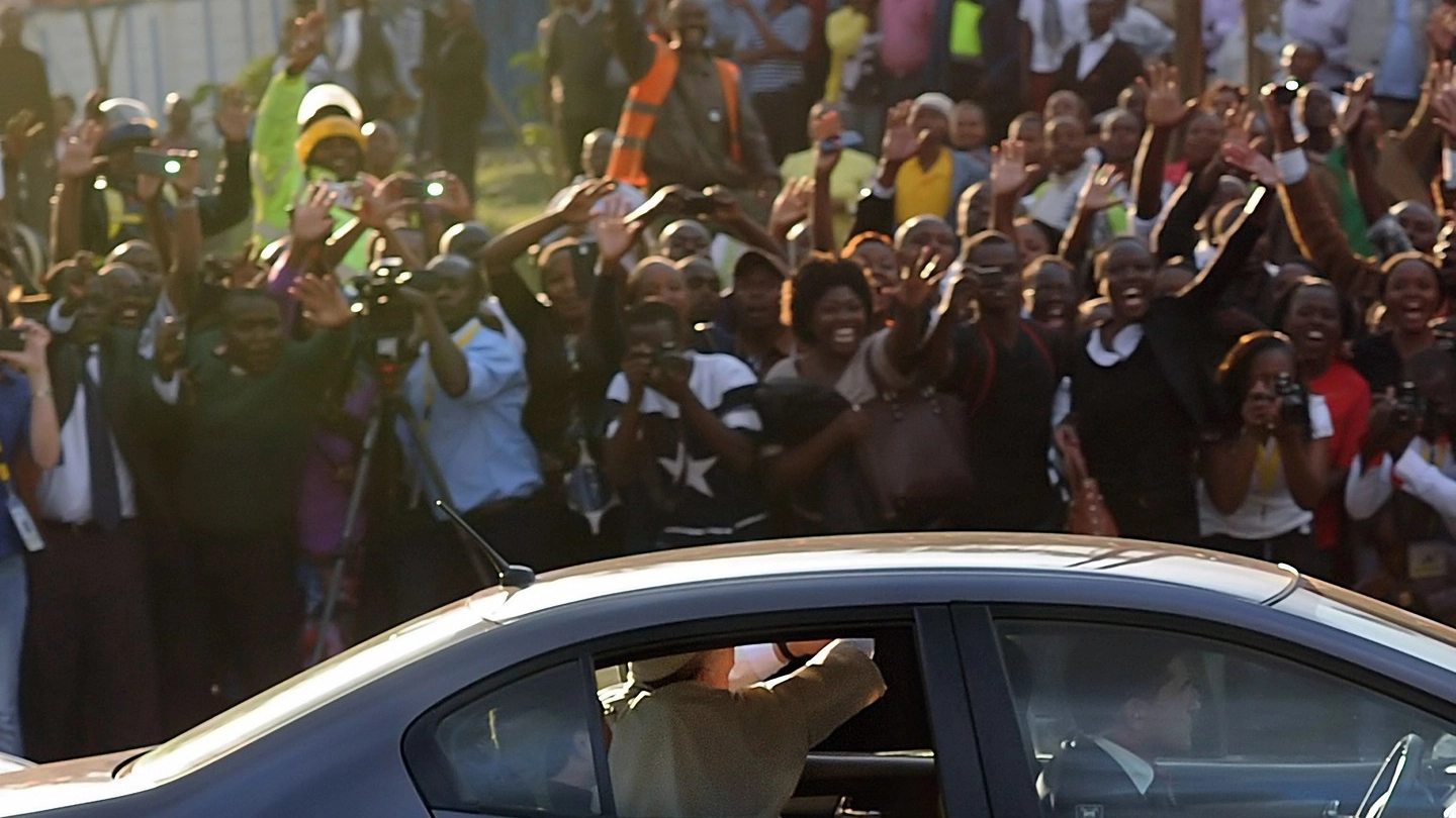 Papa Francesco saluta la folla durante il suo spostamento a Nairobi a bordo di una Honda (