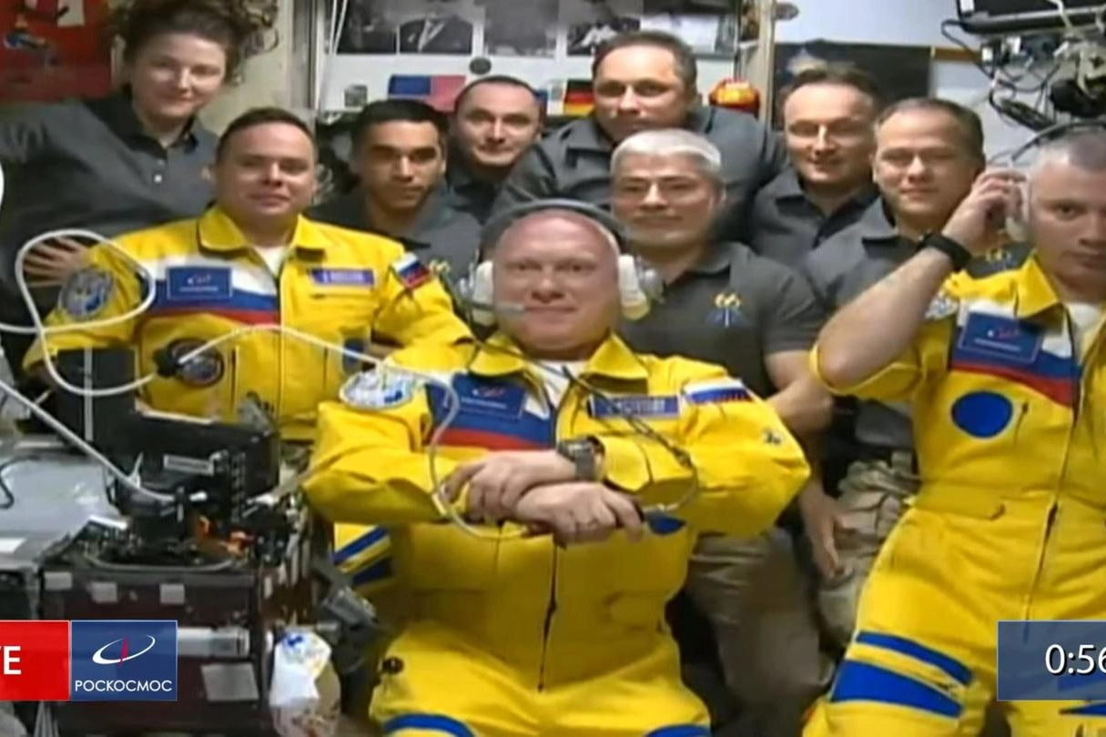 Foto di gruppo per l'equipaggio della Stazione spaziale internazionale (Ansa)