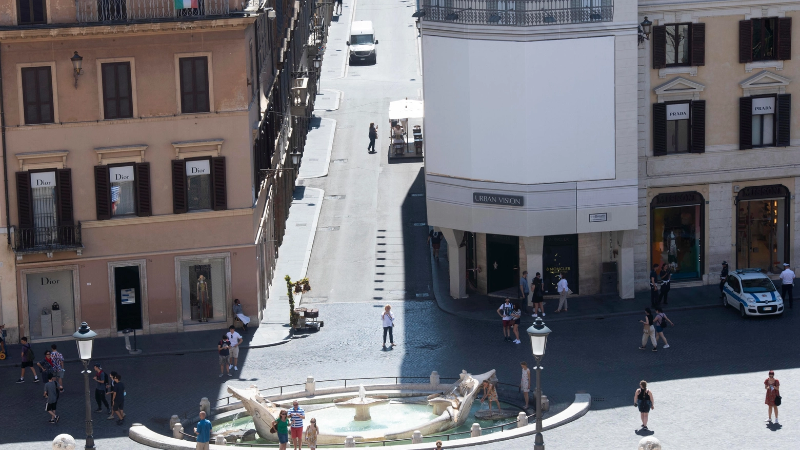 Piazza di Spagna a Roma battuta dal sole