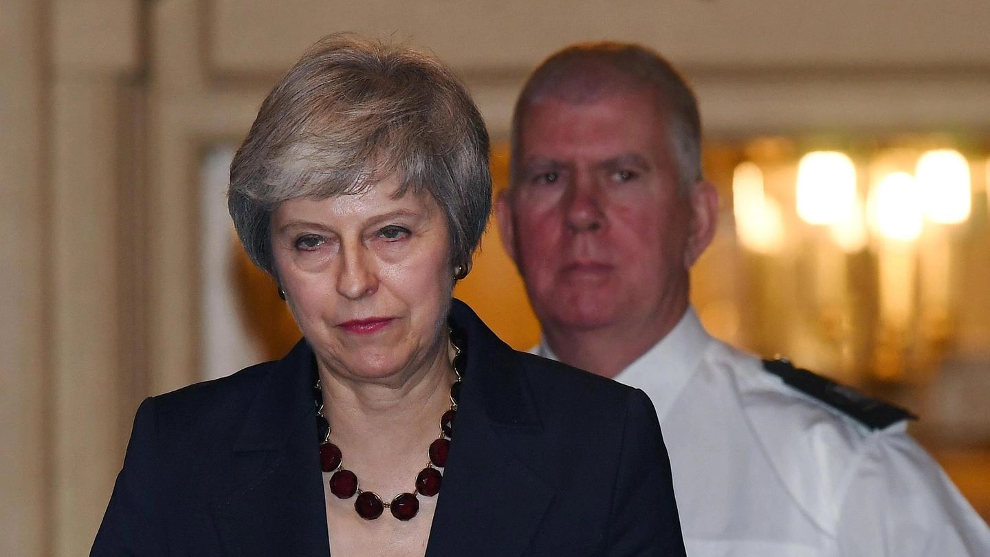 La premier britannica Theresa May esce da Downing Street (Ansa)