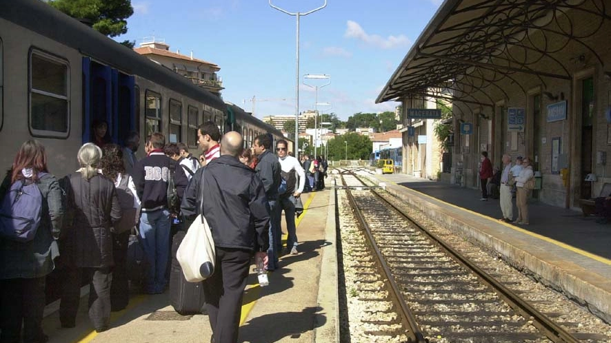 Pendolari alla stazione di Macerata (foto Calavita)