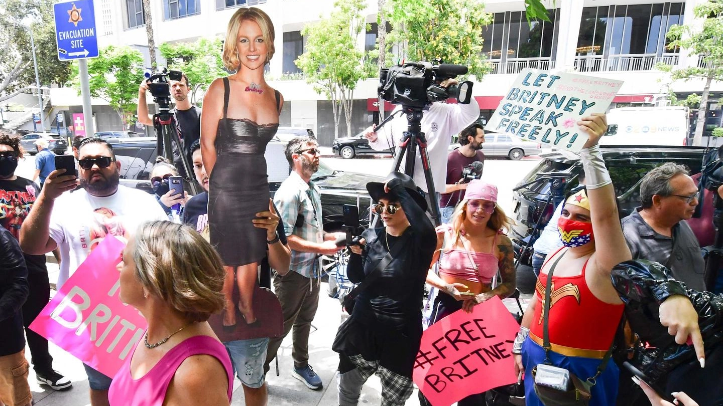 Fan e supporter di Britney Spears fuori dal tribunale (Ansa)