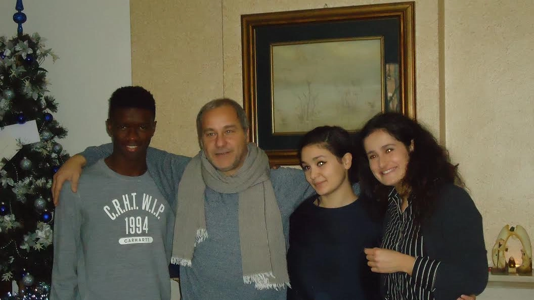 Flash dell’ultimo Natale in casa Accardi: da sinistra Mbaye, il procuratore e le figlie Naomi  e Talita