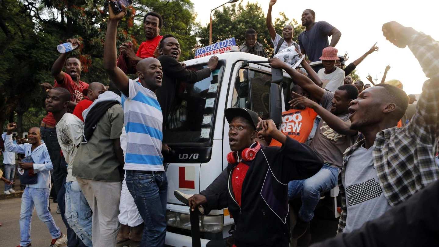 Zimbabwe, Mugabe si è dimesso: è festa nelle strade (Ansa)