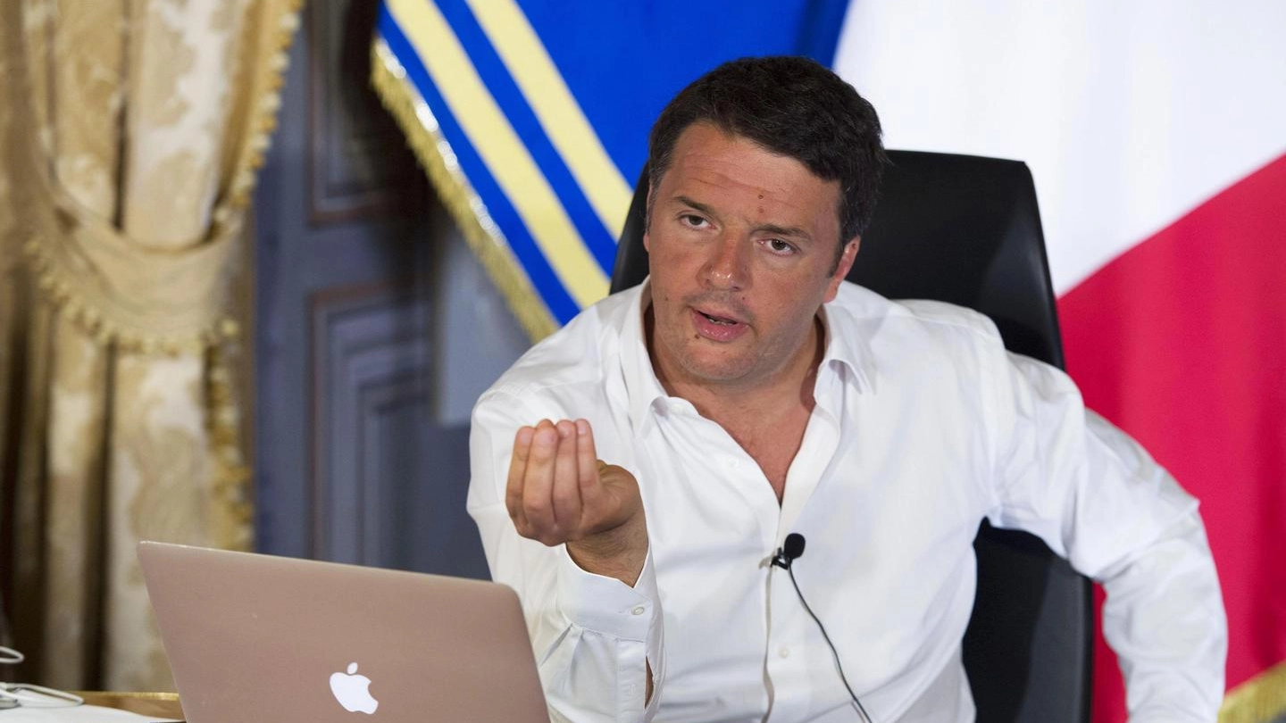Il premier Matteo Renzi durante la diretta Twitter e Facebook (Ansa)