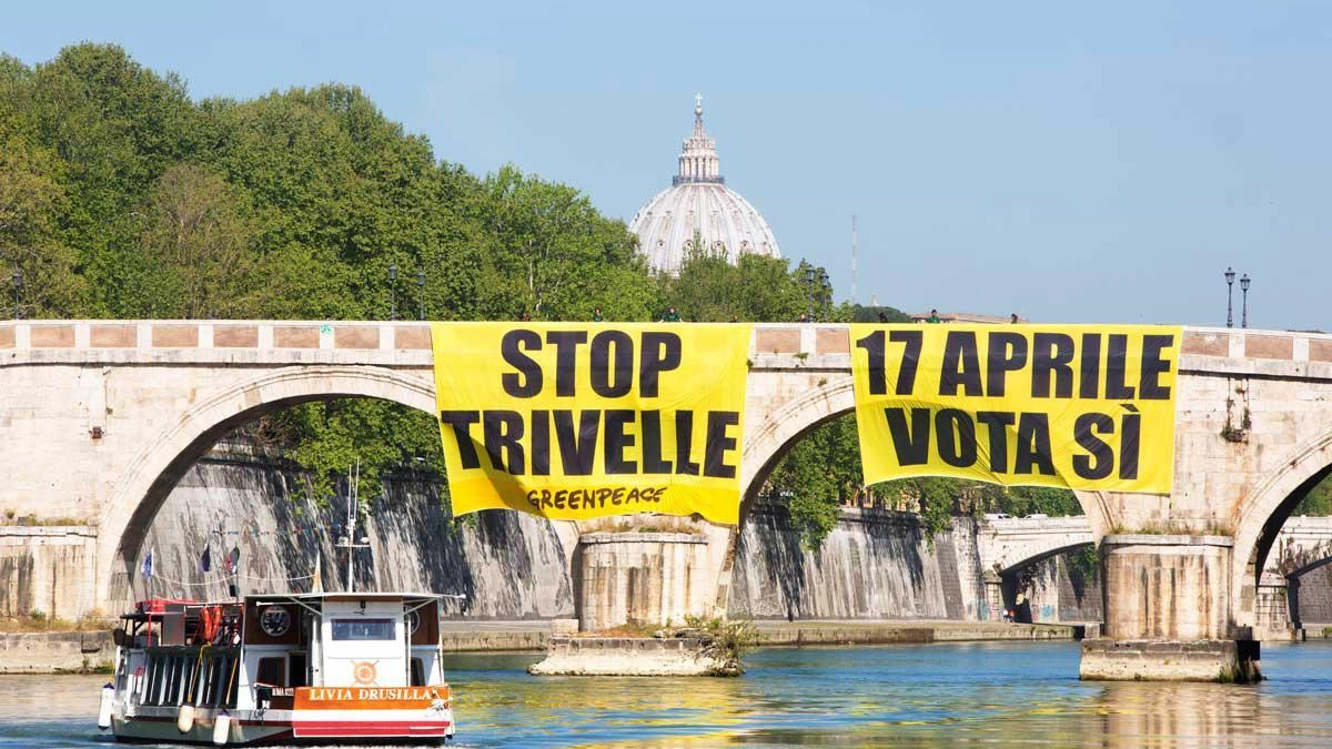 Attivisti di Greenpeace in azione a Roma per il sì al referendum trivelle