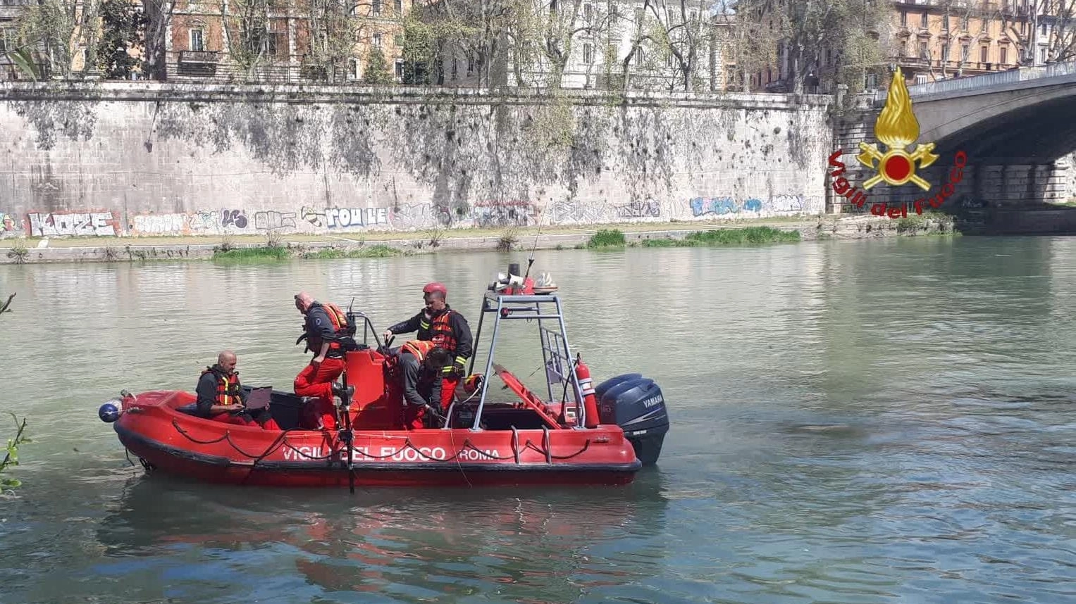 Roma, un intervento dei vigili del fuoco, reparto fluviale, sul Tevere