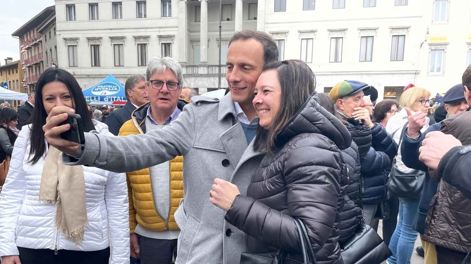 Fedriga posa in un selfie con una elettrice