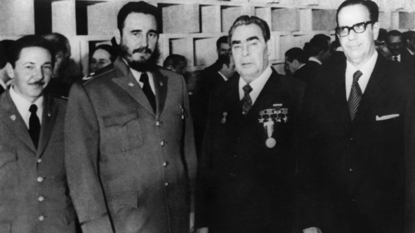 Fidel Castro durante un incontro con il leader sovietico Leonid Brezhnev (Lapresse)