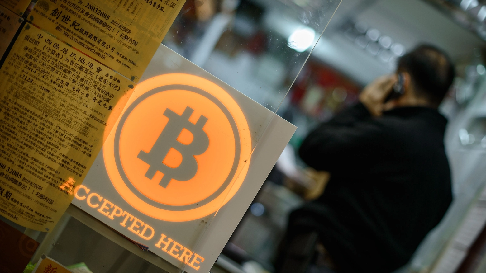 Pagamenti in Bitcoin in un negozio di Hong Kong (Afp)