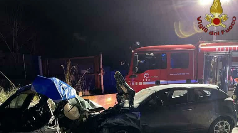 Roma, incidente tra due auto in via Ardeatina, uno morto 4 feriti gravi
