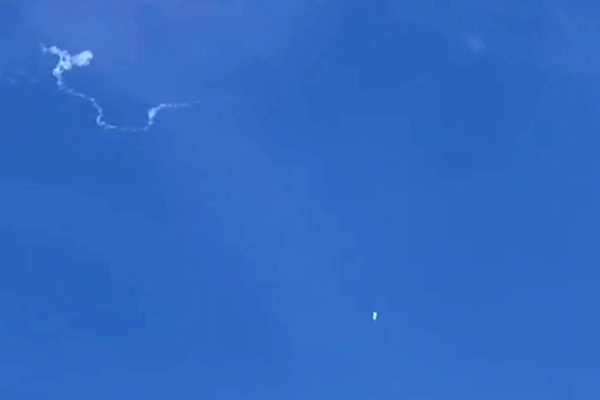 L'abbattimento del pallone-spia cinese in un fermo-immagine tratto da un video (Ansa)