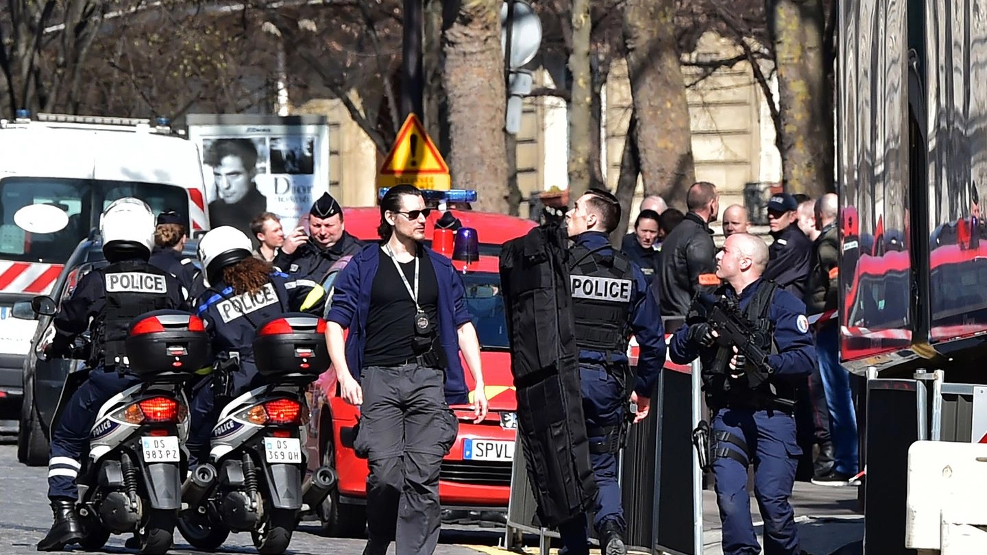 Parigi, polizia davanti alla sede dell'Fmi (Afp)