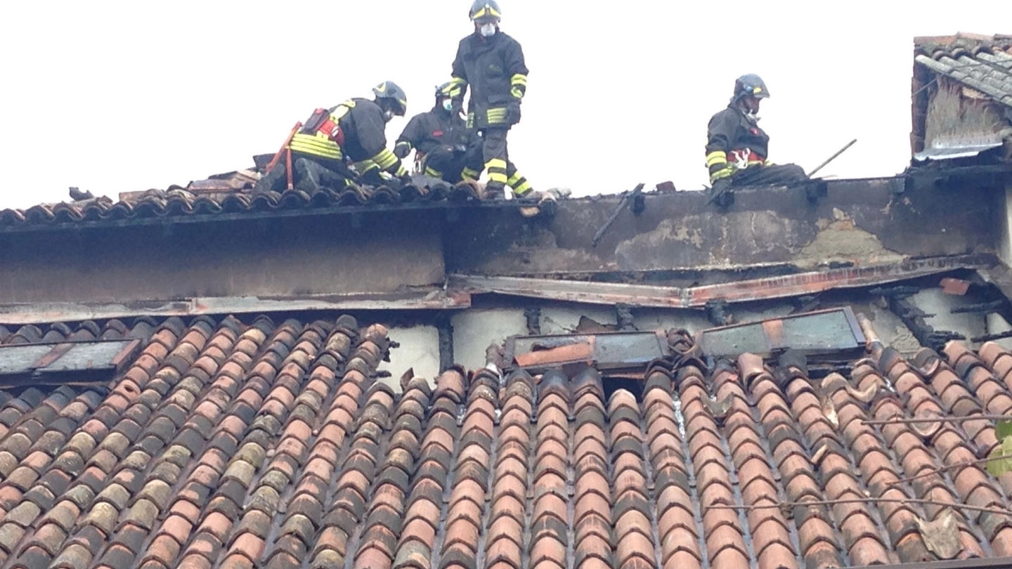 AL LAVORO I pompieri  scoperchiano il tetto dell’alloggio
