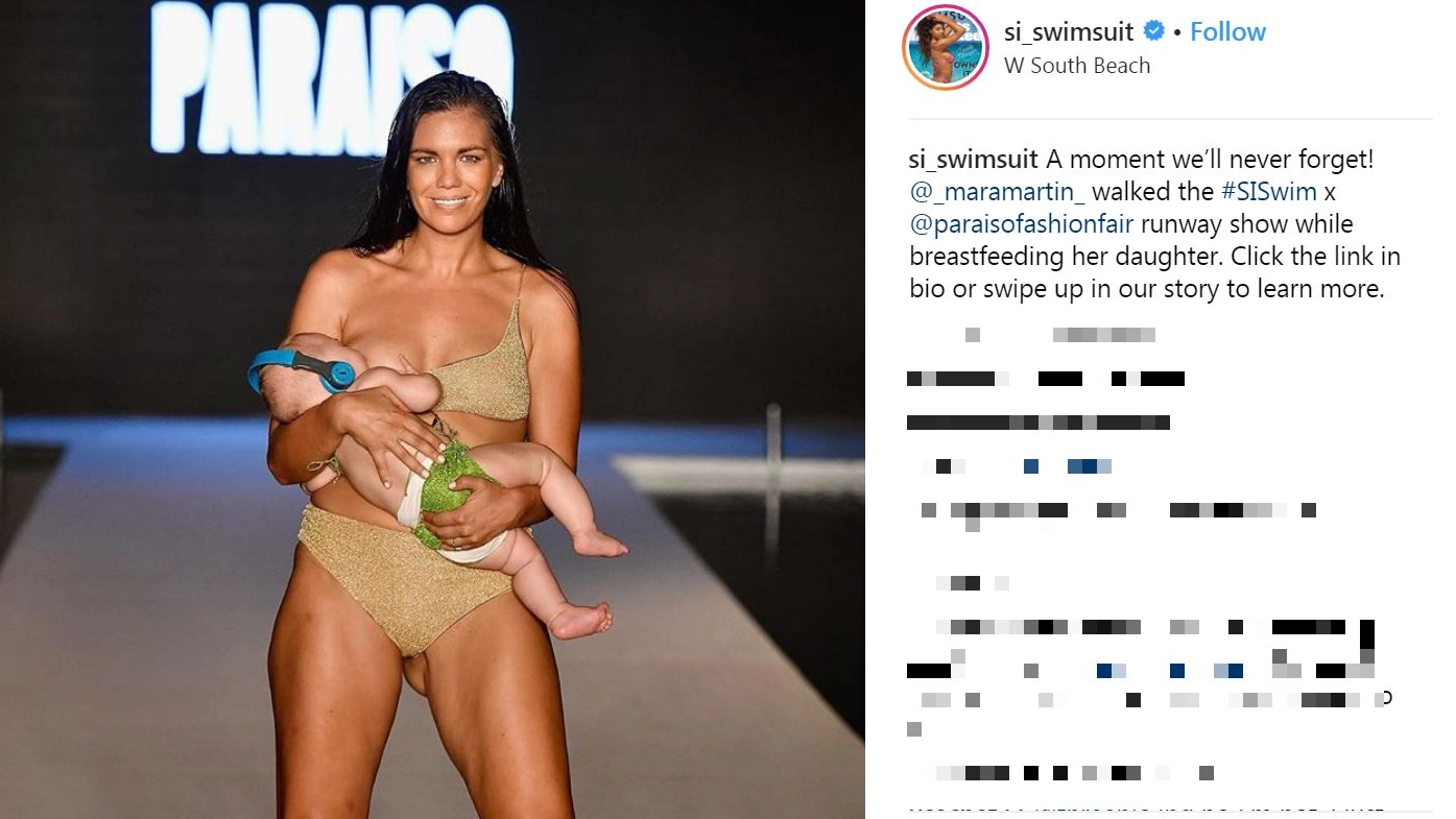 Mara Martin allatta la figlia durante la sfilata per Si Swimsuit (Instagram)