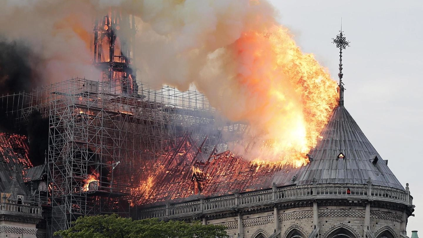 Notre Dame, la cattedrale in fiamme (Ansa)