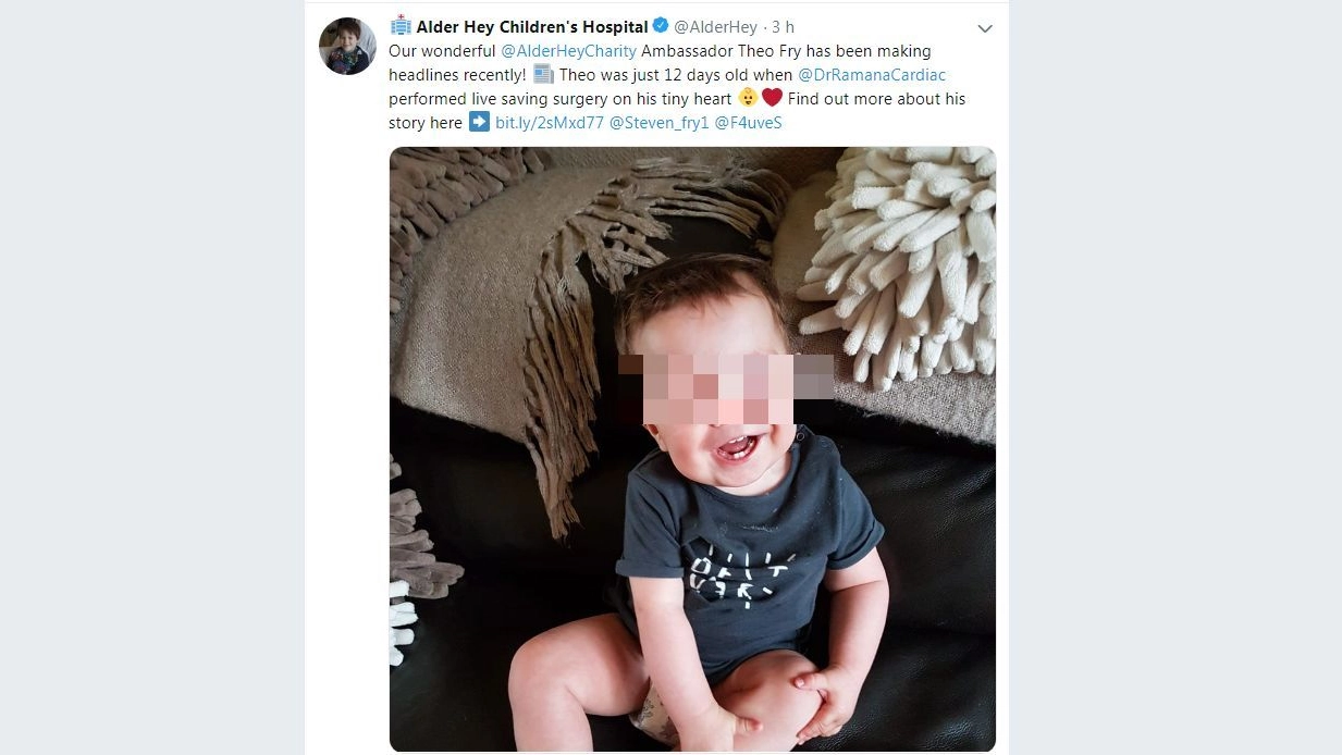 Il piccolo Theo Fry in un tweet dell'ospedale Alder Hey Children's Hospital di Liverpool