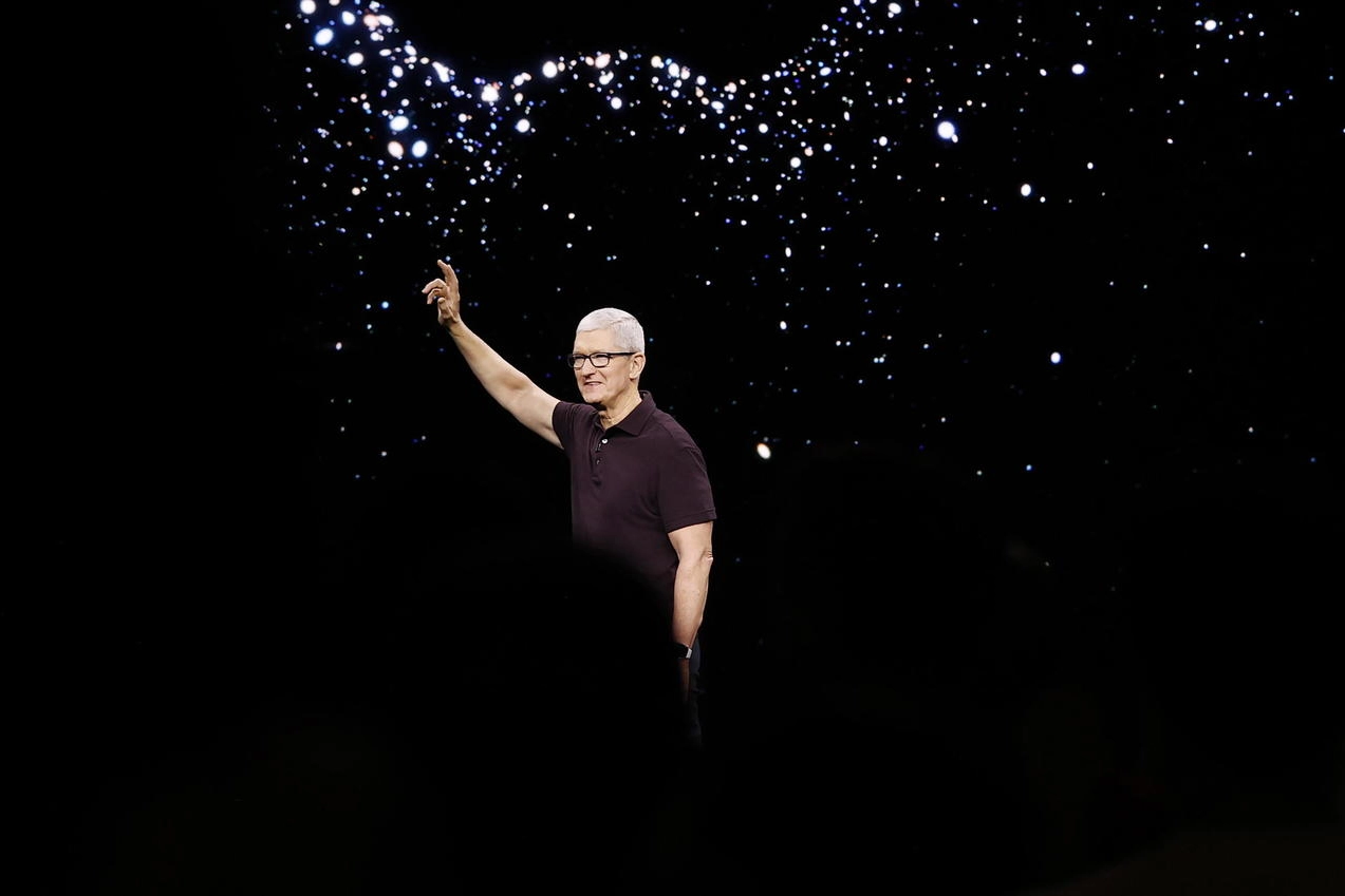 Tim Cook apre l'evento Apple allo Steve Jobs Theatre (Ansa)